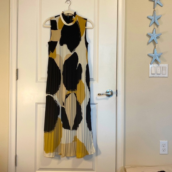 BLACK LABEL BY CHICOS Pleated long sleevelessdress in black , cream and … - Picture 2 of 6